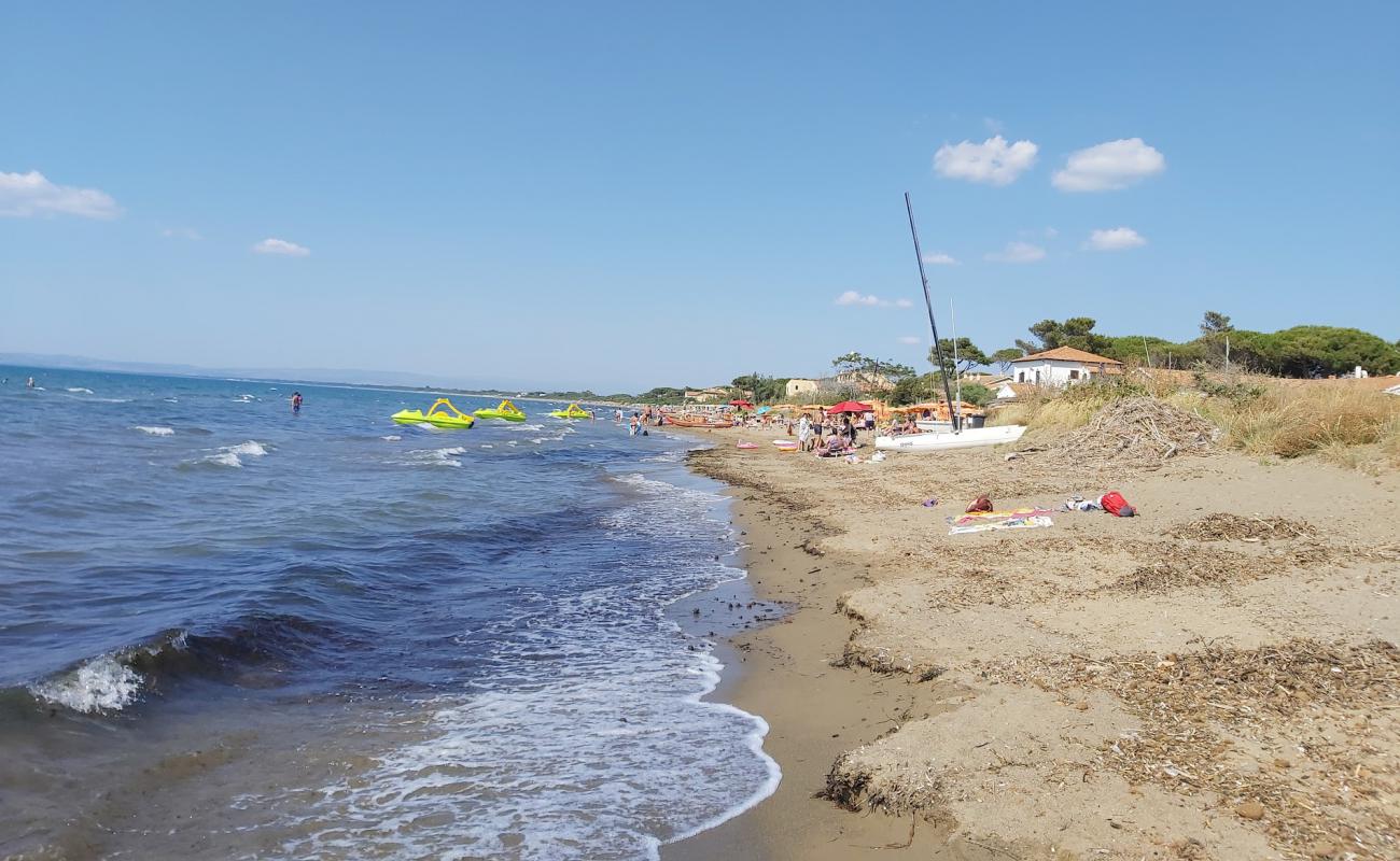 Photo de Spiaggia di St.Liberata avec sable noir avec caillou de surface