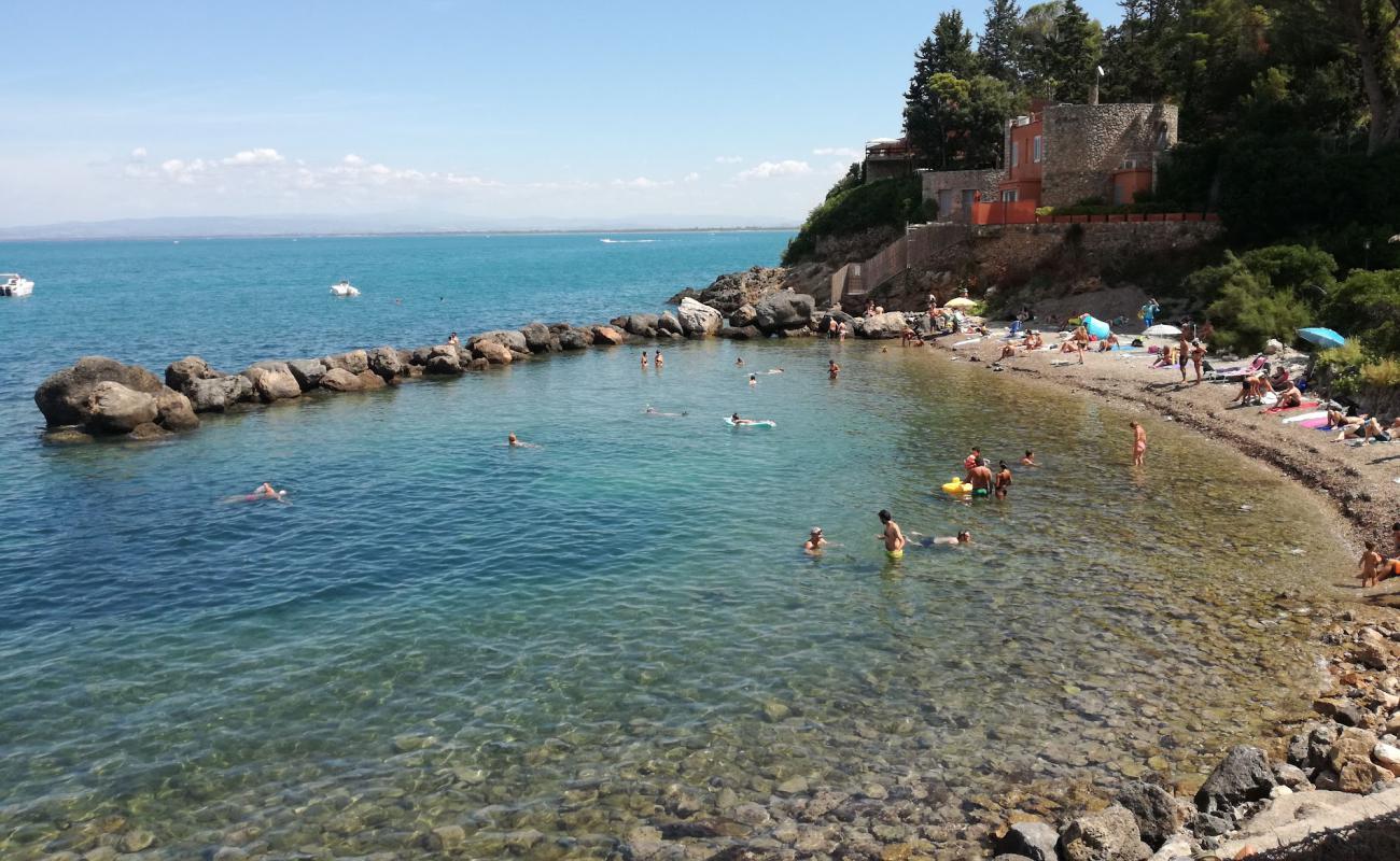 Photo de Spiaggia della Bionda avec sable gris avec roches de surface