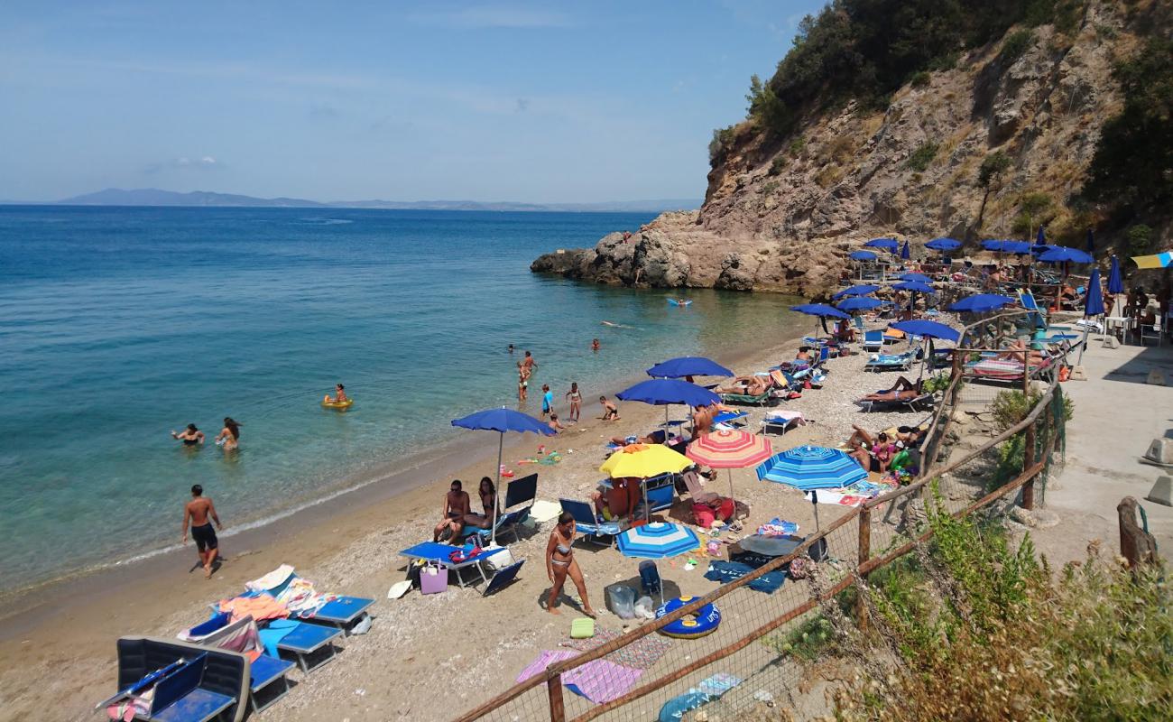 Photo de Spiaggia La Cantoniera avec caillou fin brun de surface