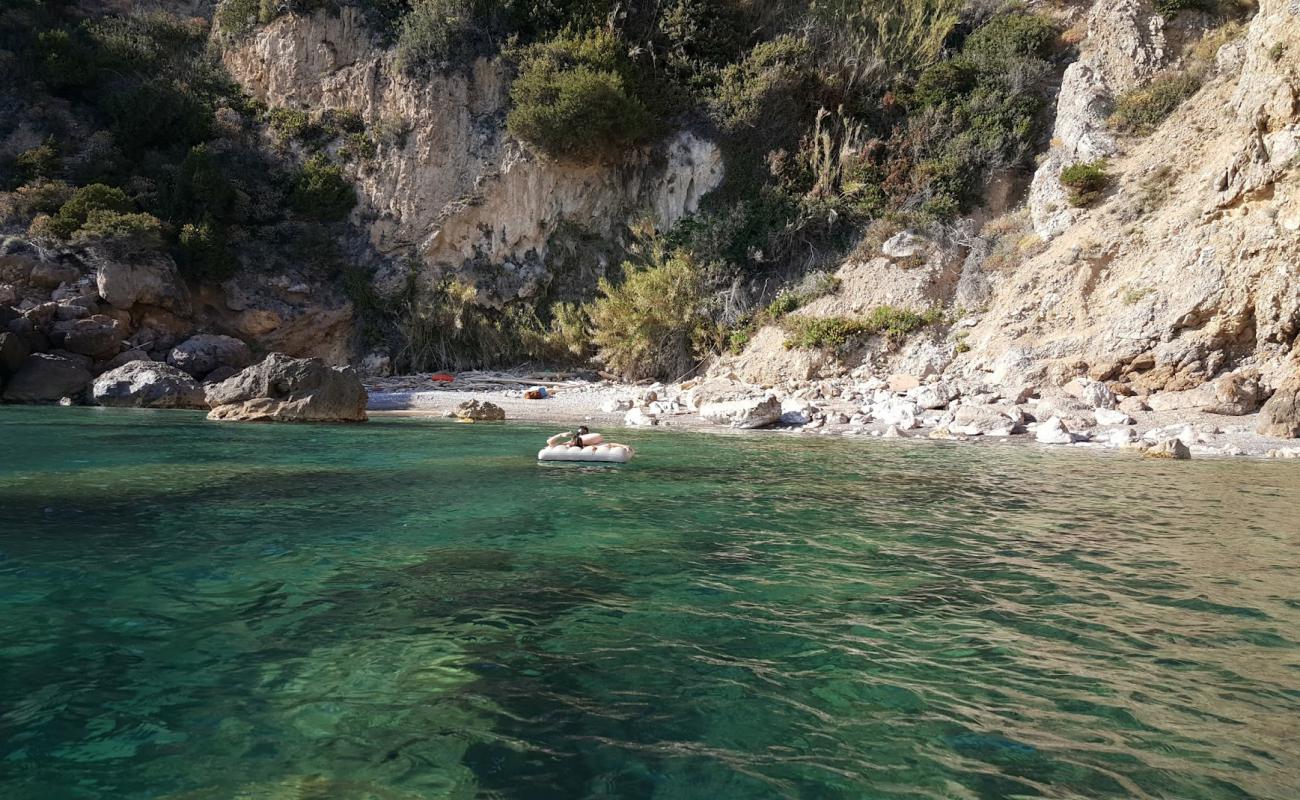 Photo de Cala dell'Olio avec terrain rocheux de surface