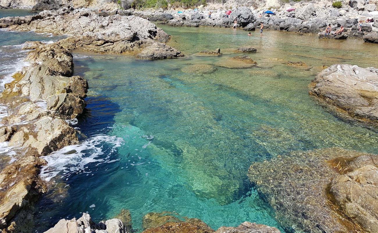 Photo de Mar Morto beach avec terrain rocheux de surface