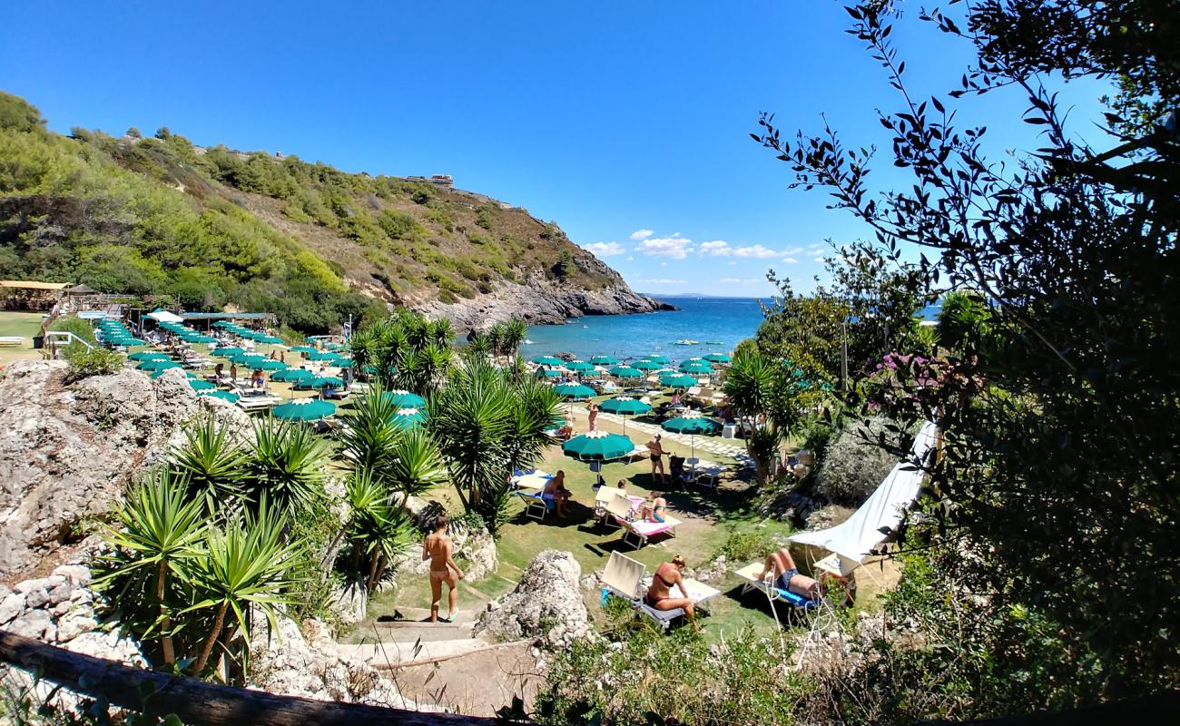Photo de Riva del Marchese Beach Club avec sable gris & rochers de surface