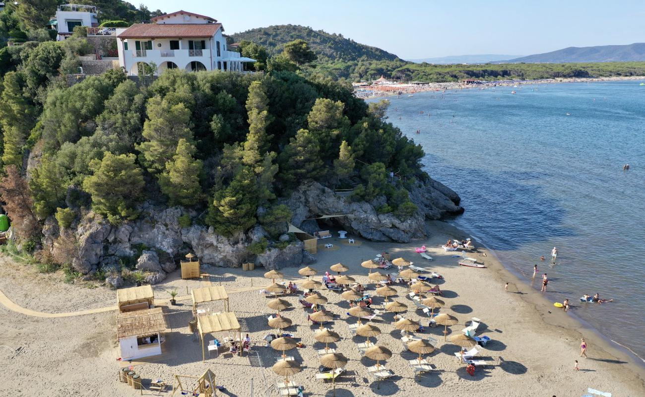 Photo de Cala Galera beach avec sable brun de surface