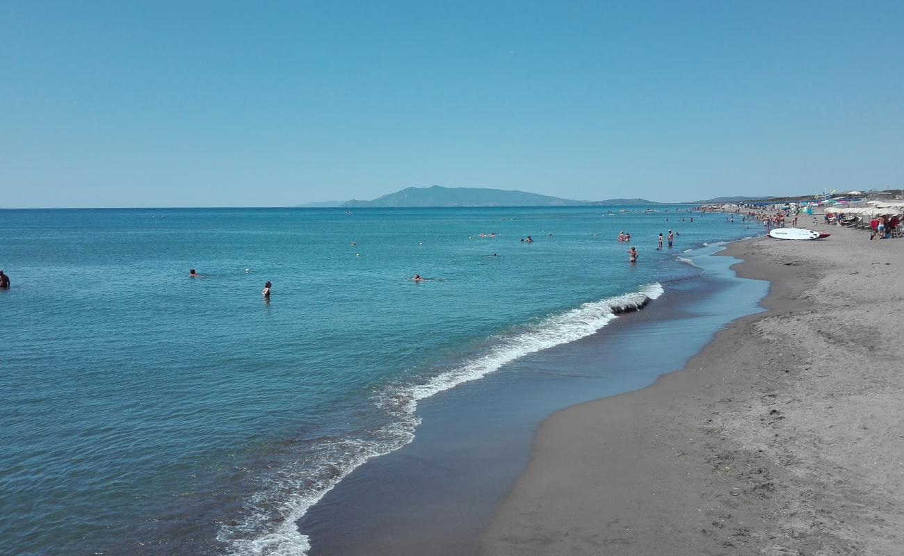 Photo de Spiaggia Oasi di Macchiatonda avec sable gris de surface