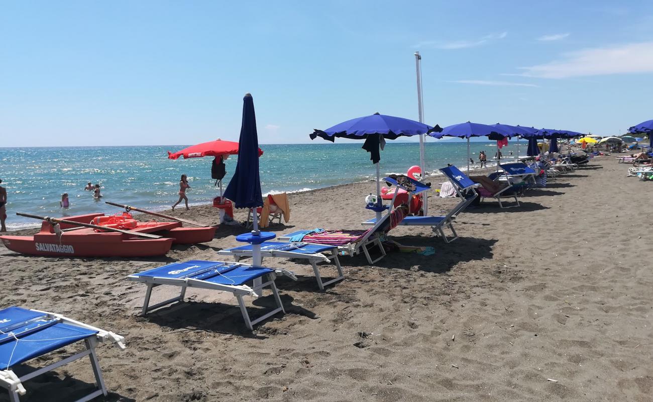 Photo de Montalto Marina beach III avec sable brun de surface