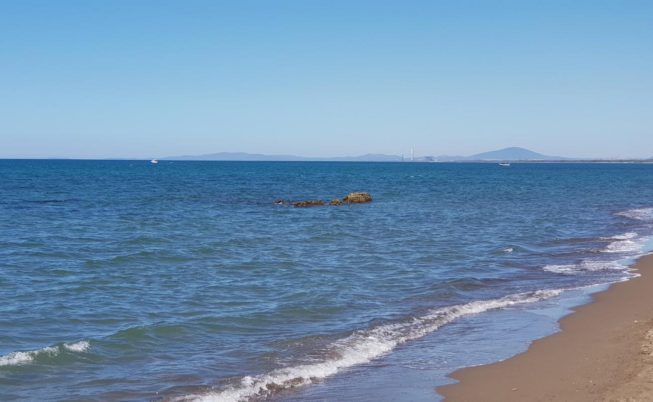 Photo de Camping Riva Dei Tarquini avec sable brun de surface