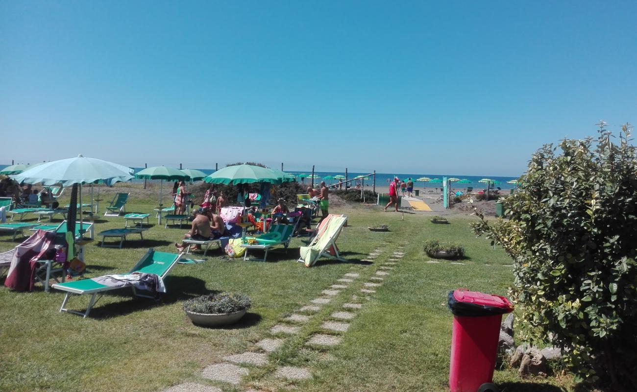 Photo de Voltone beach avec sable brun de surface