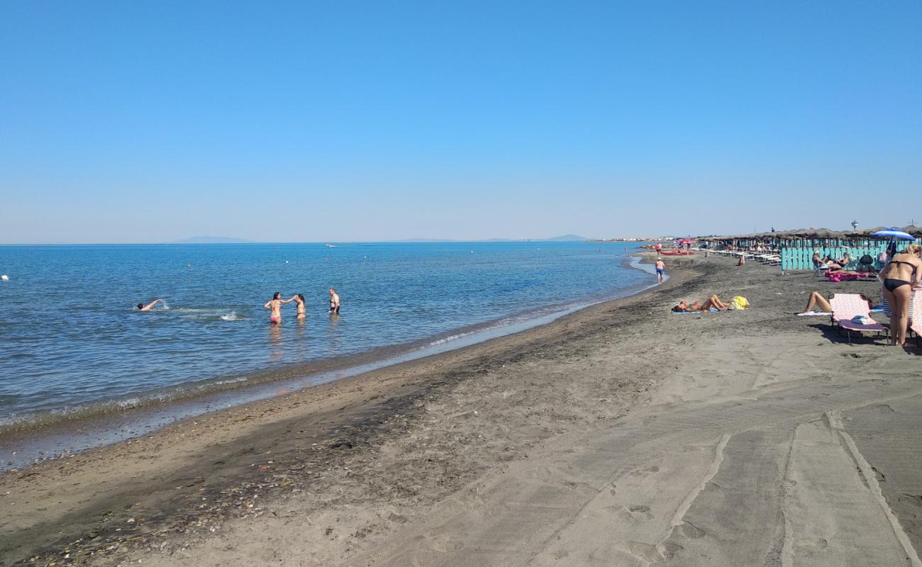 Photo de Lido di Tarquinia beach avec sable brun de surface