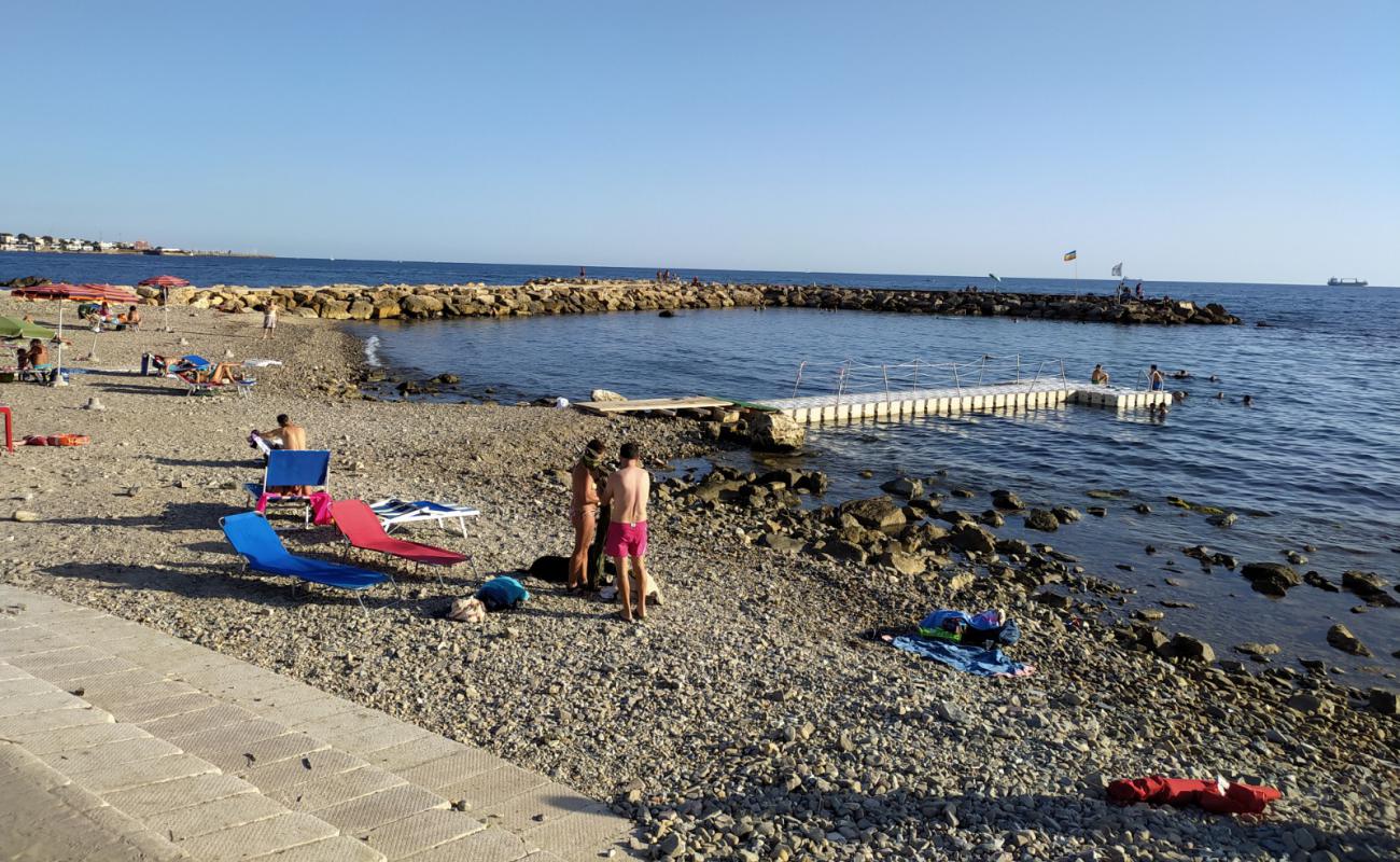 Photo de Spiaggia il Pirgo avec sable brun & rochers de surface