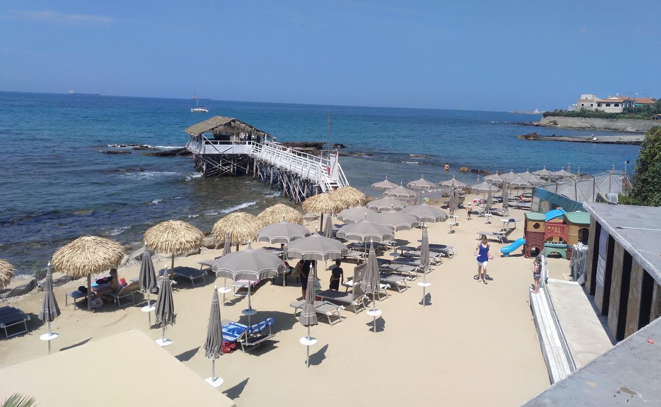 Photo de Grotta Aurelia beach avec sable brun & rochers de surface