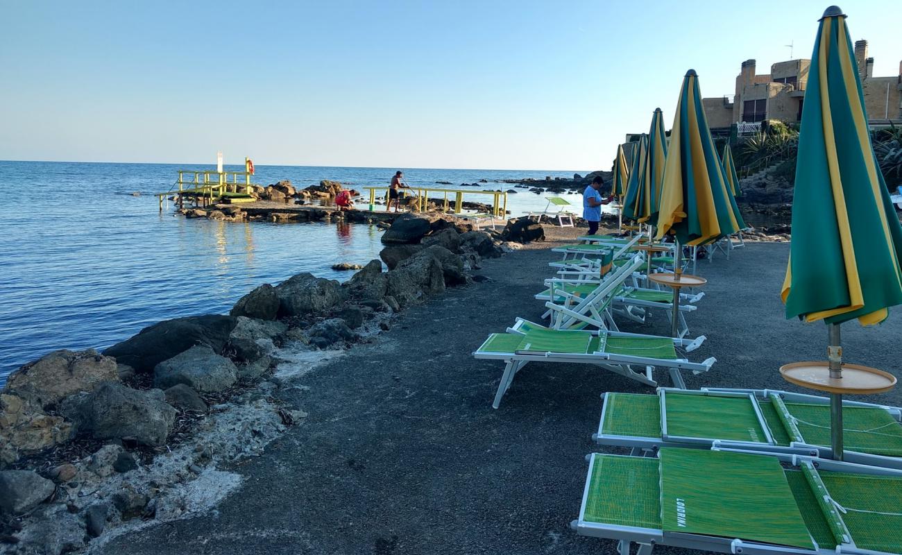 Photo de Spiaggia Guglielmo Marconi avec sable beige de surface
