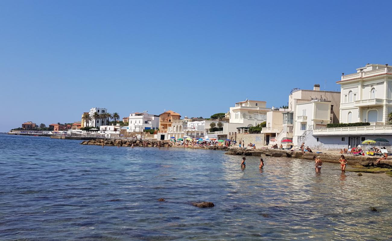 Photo de Santa Marinella beach II avec sable brun de surface