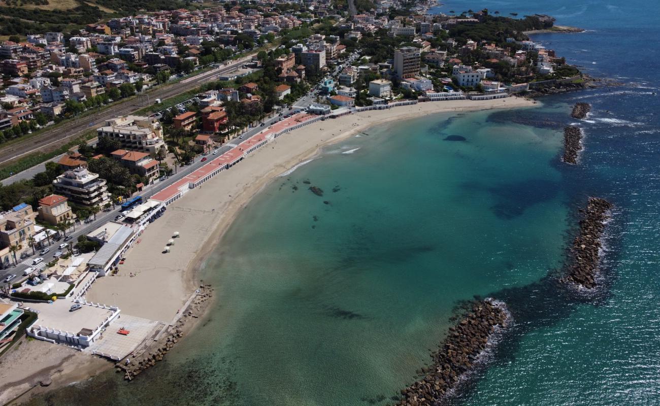 Photo de Santa Marinella beach avec sable brun de surface