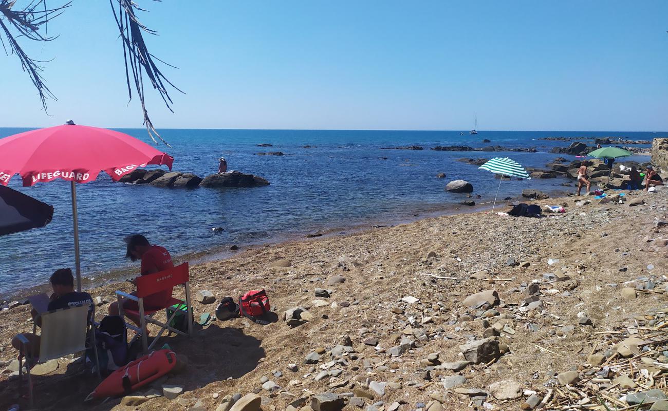 Photo de La spiaggia bella avec petits galets gris de surface