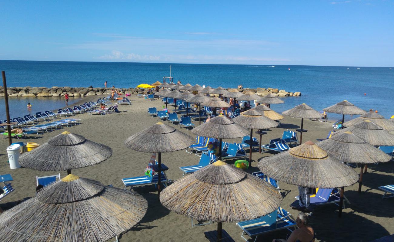 Photo de Spiaggia Marco Polo, Ladispoli avec sable gris de surface