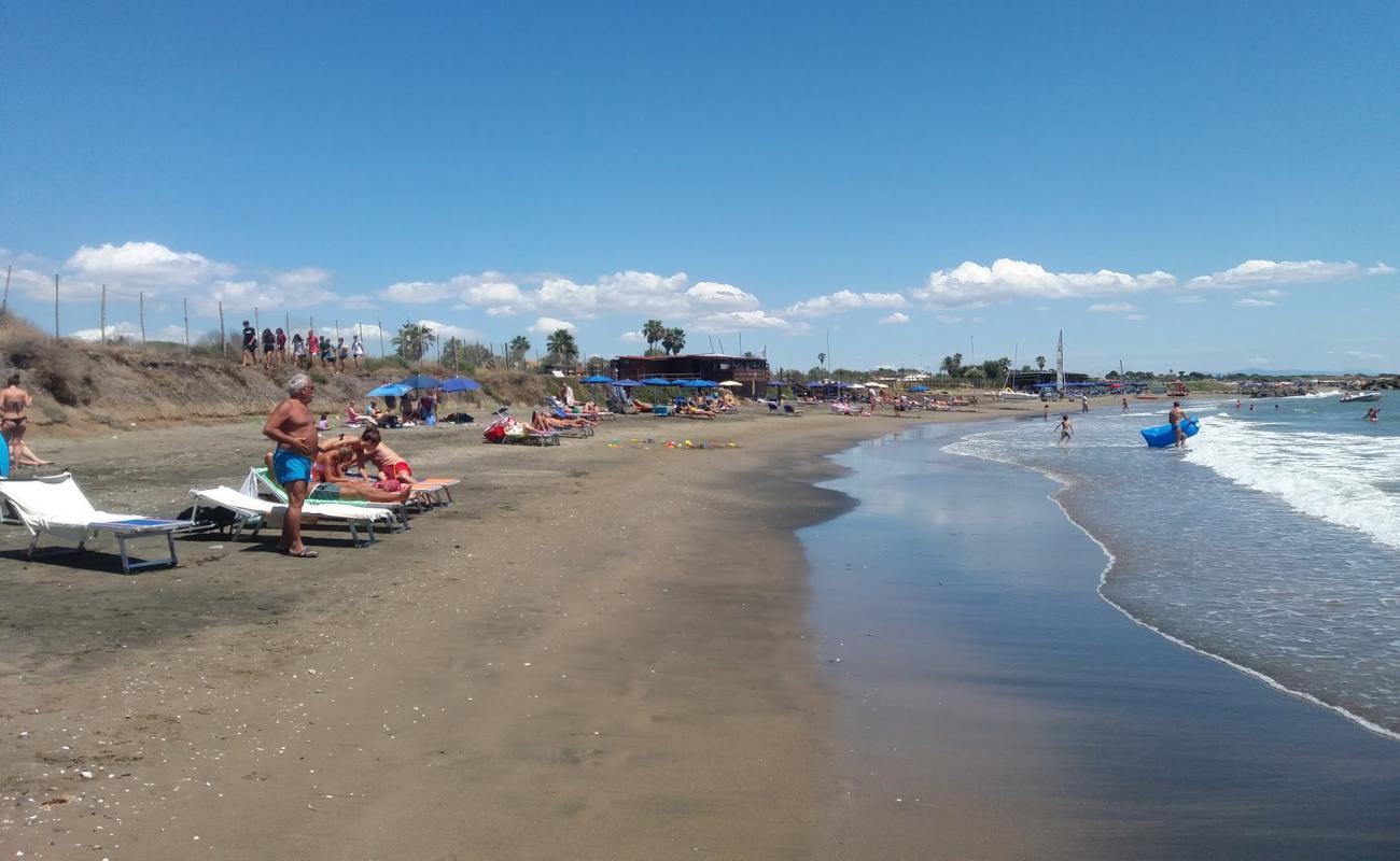 Photo de Il Castello beach avec sable brun de surface