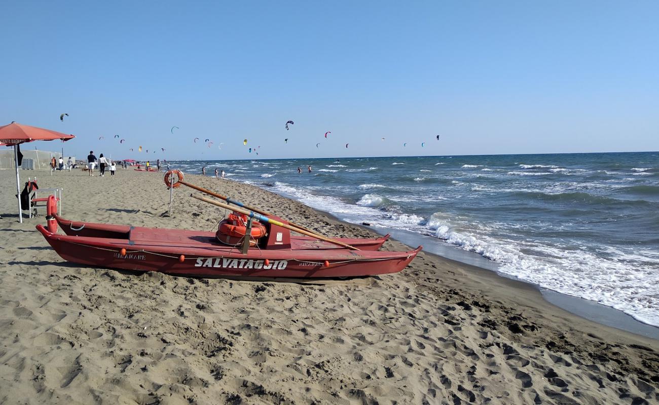 Photo de Bocca di Leone beach avec sable brun de surface