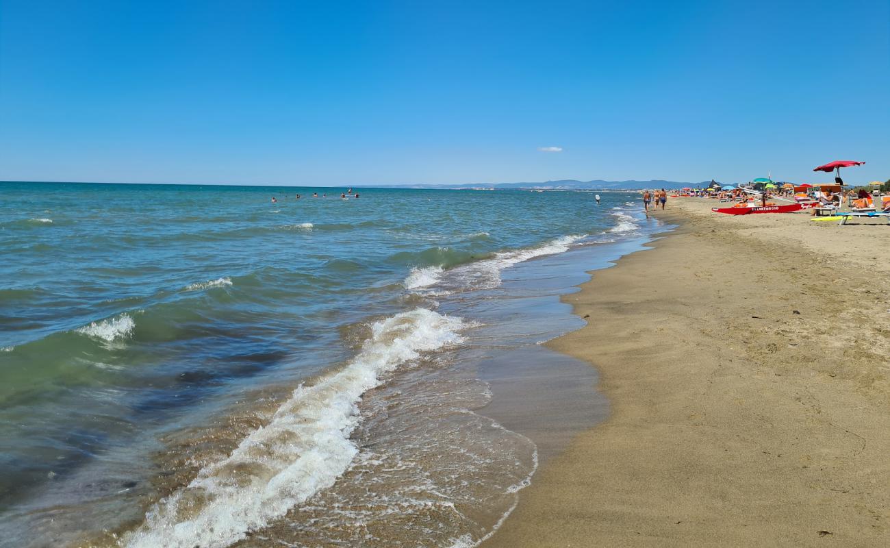 Photo de Plage de Libera di Fregene avec sable brun de surface