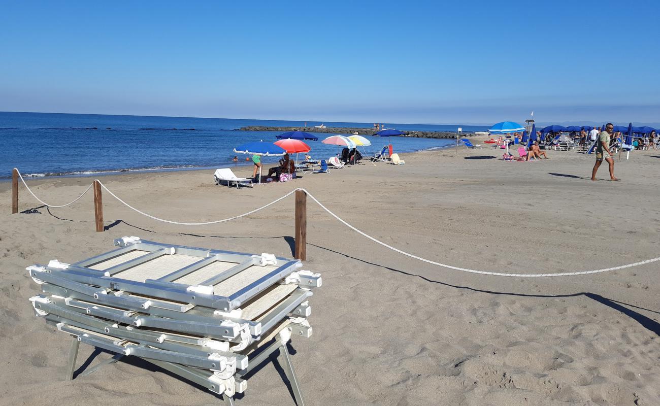 Photo de Focene beach avec sable brun de surface