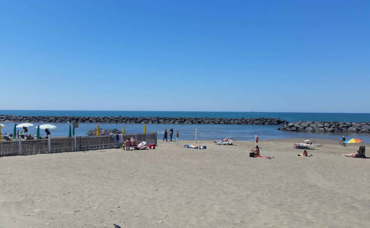 Photo de Spiaggia Di Coccia Di Morto avec sable brun de surface