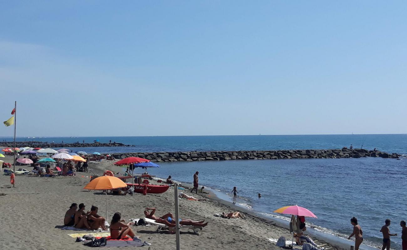 Photo de Ostiia beach II avec sable brun de surface