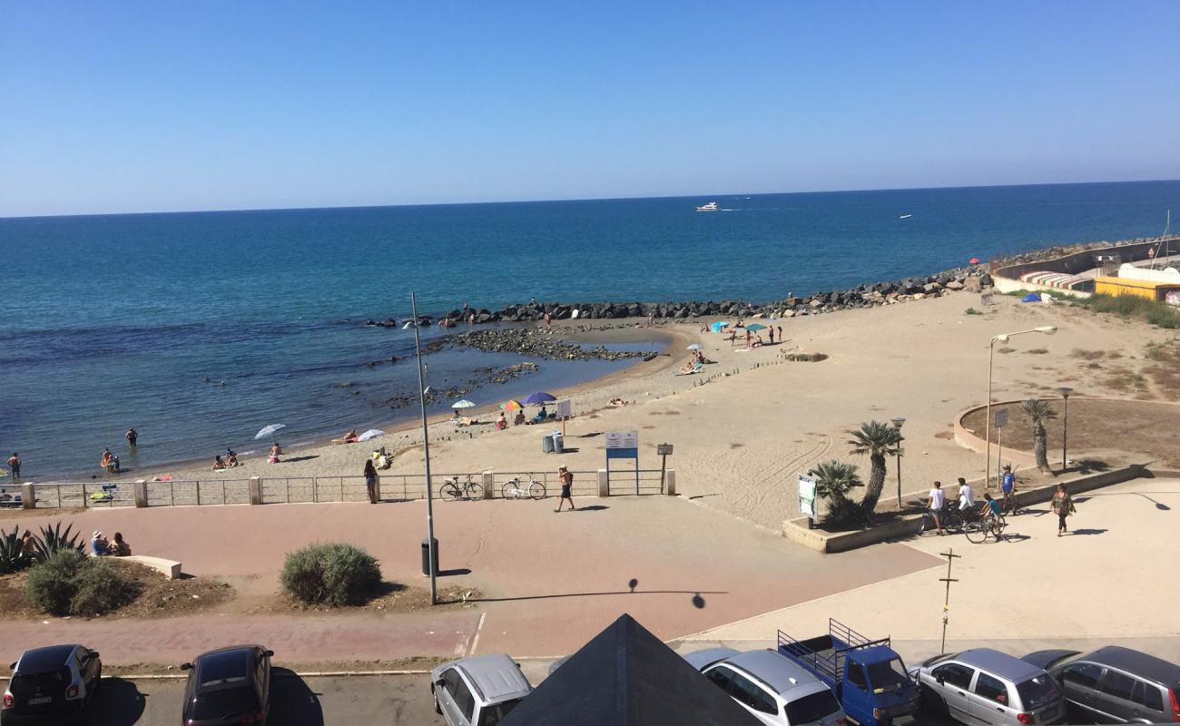 Photo de Ostia beach avec sable brun de surface