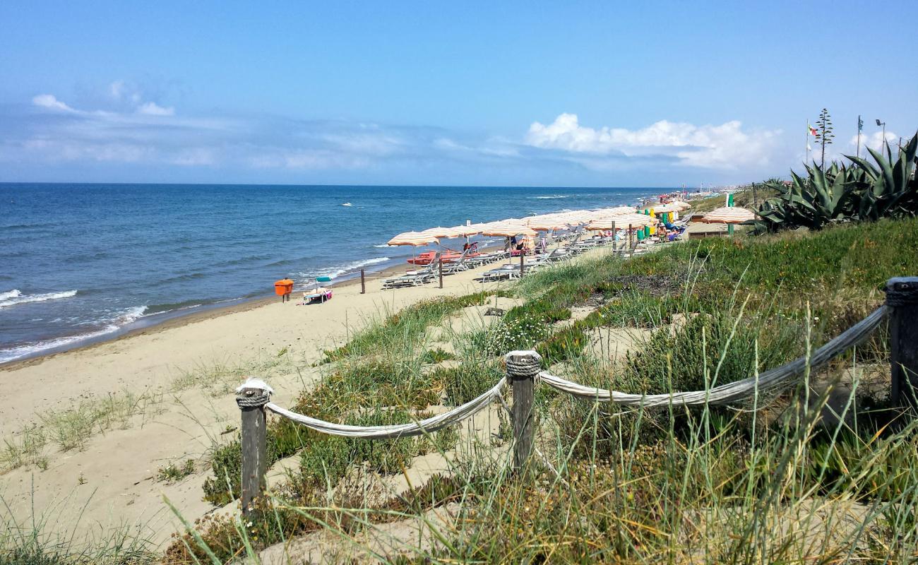Photo de Spiaggia delle Sterlizie avec sable beige de surface