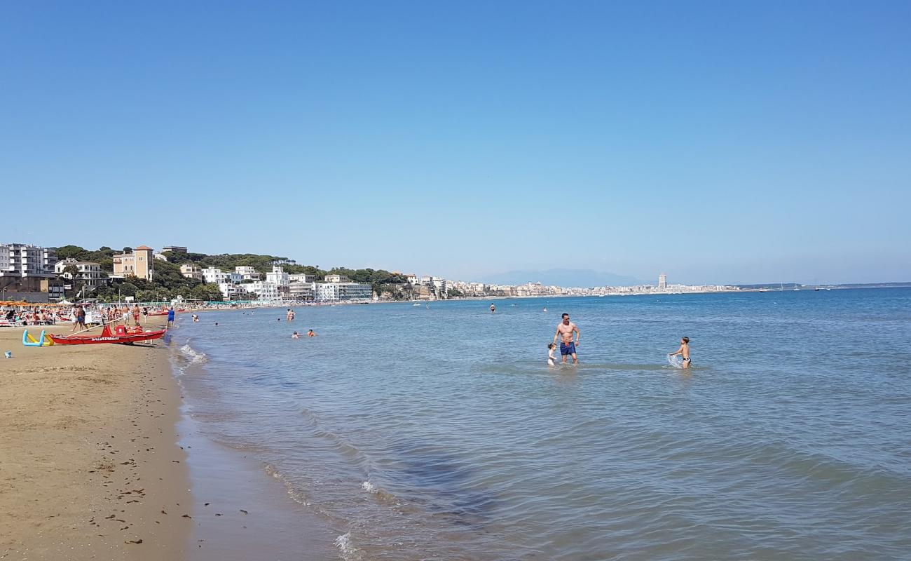 Photo de Plage d'Anzio avec sable brun de surface