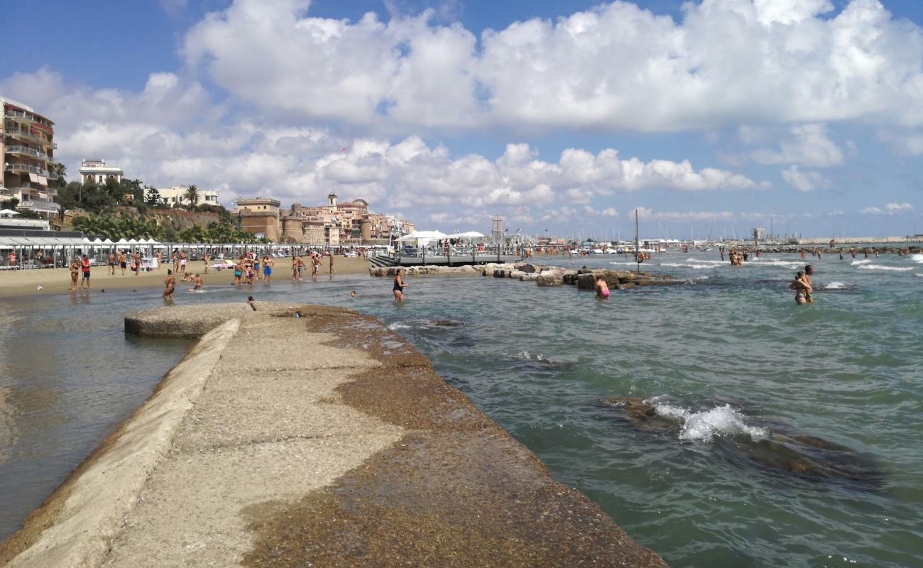 Photo de Forte Sangallo Beach avec sable brun de surface