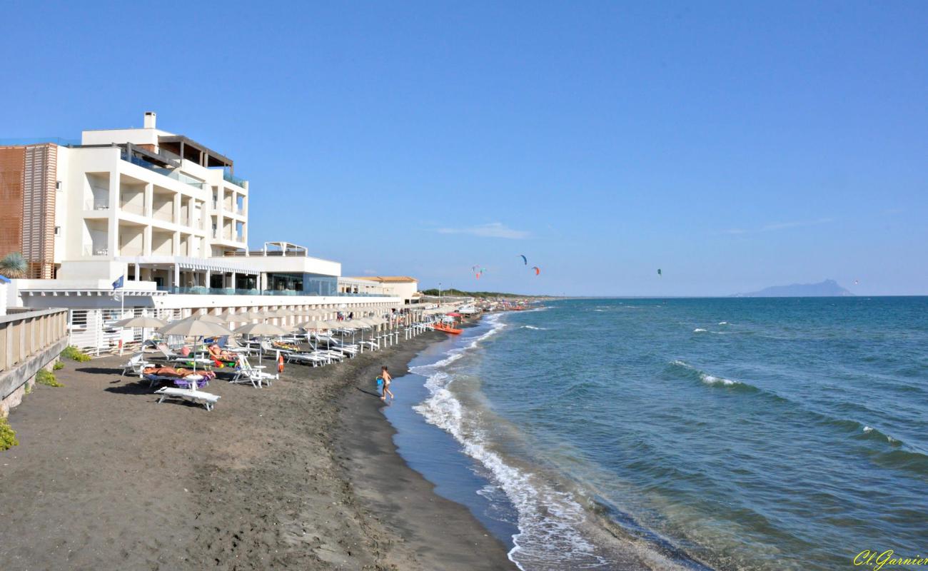 Photo de Spiaggia di Latina avec sable gris de surface