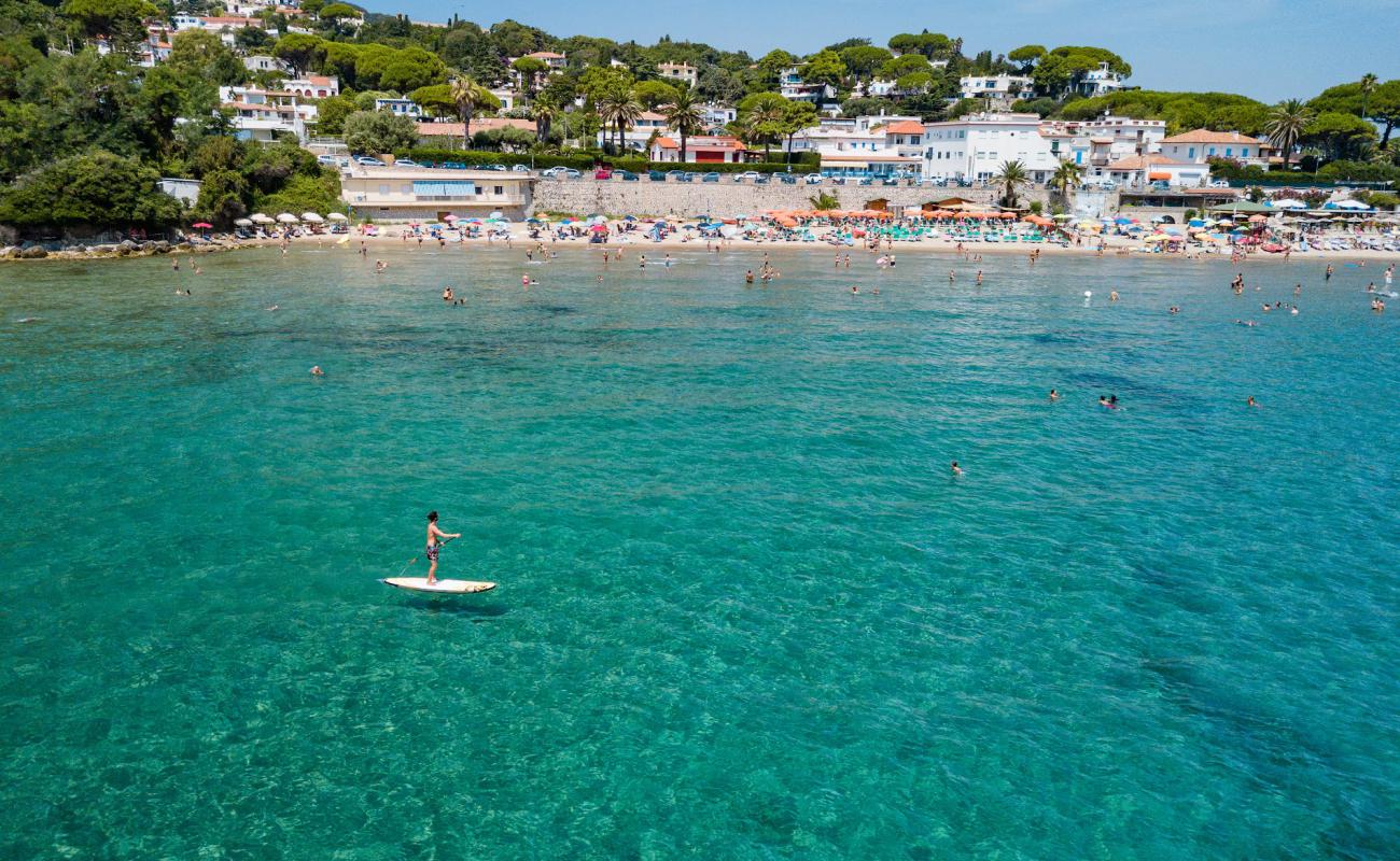 Photo de San Felice beach avec sable brun de surface