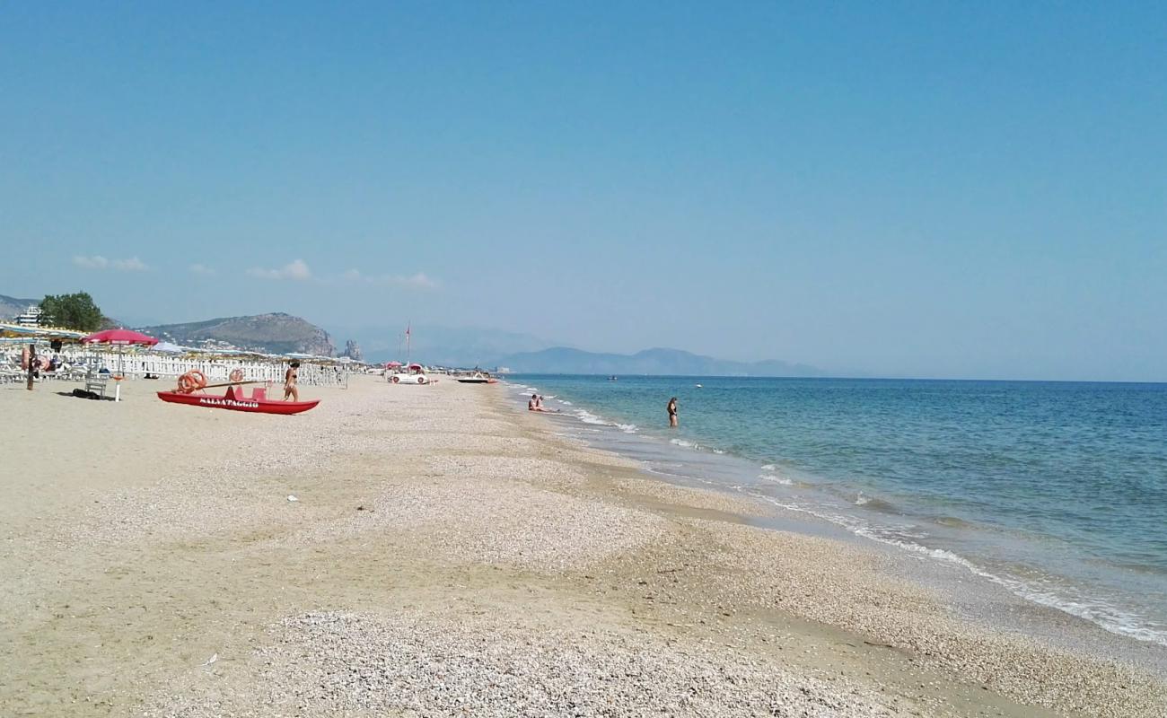 Photo de Terracina Beach avec sable brun de surface