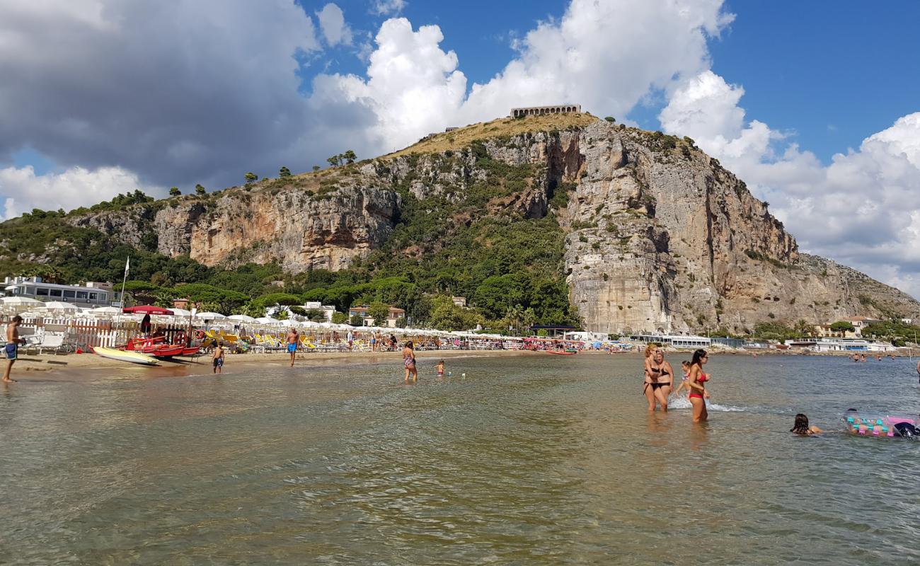 Photo de Rive di Traiano beach avec sable brun de surface