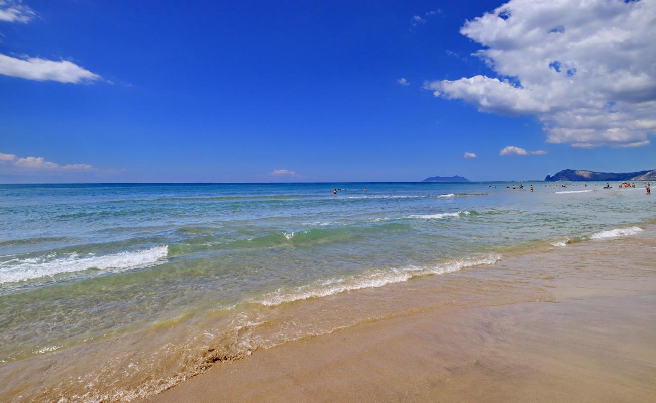 Photo de Rio Claro beach avec sable brun de surface