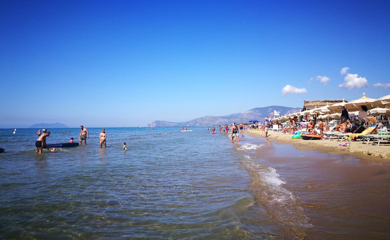 Photo de Lago Lungo beach avec sable brun de surface