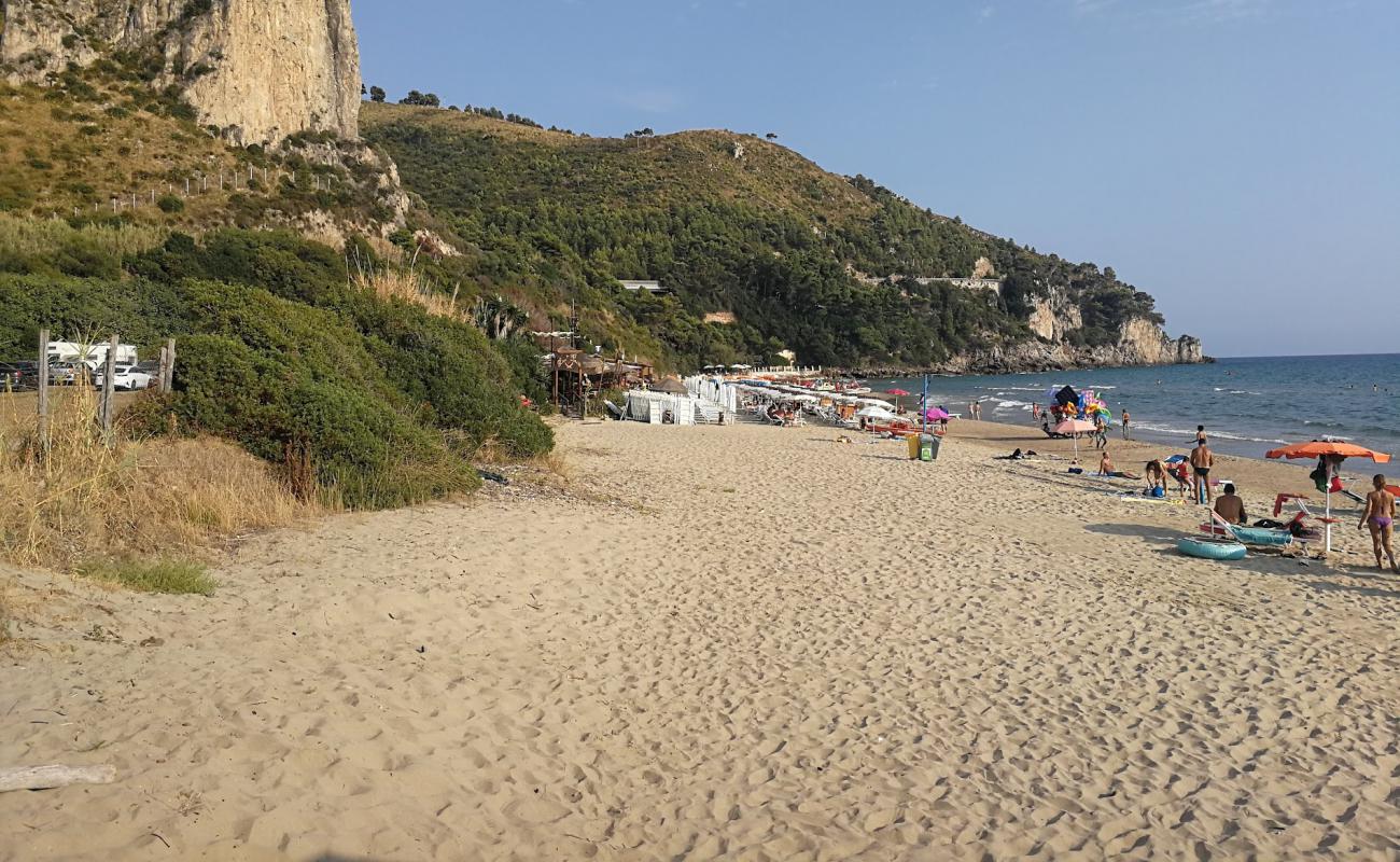 Photo de Spiaggia libera Sperlonga avec sable fin brun de surface