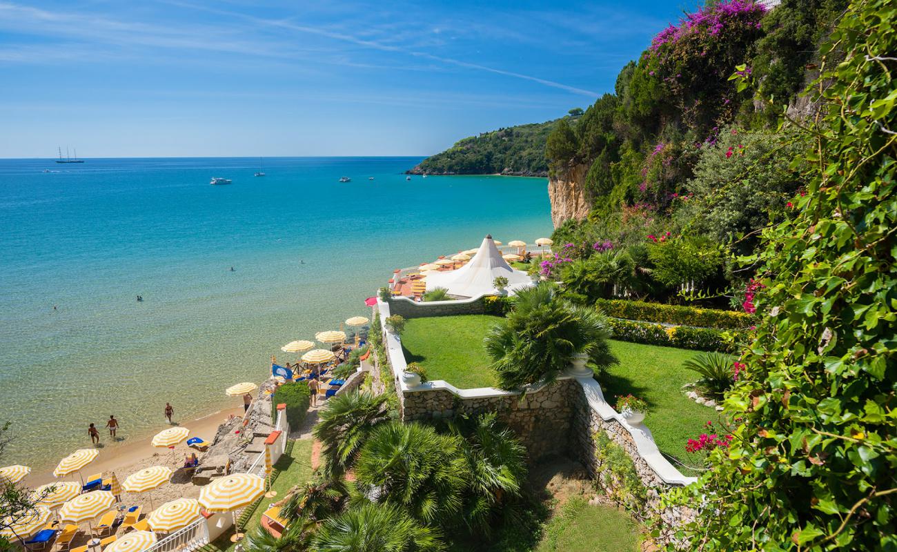 Photo de Spiaggia Grand Hotel le Rocce avec sable brun de surface