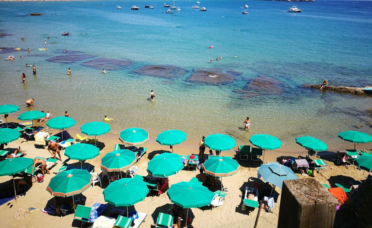 Photo de Spiaggia di Fontania avec sable fin brun de surface