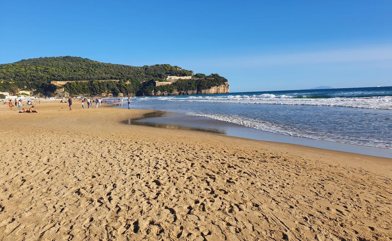 Photo de Plage de Serapo avec sable fin brun de surface