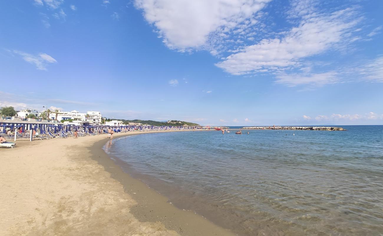 Photo de Gianola beach avec sable brun de surface