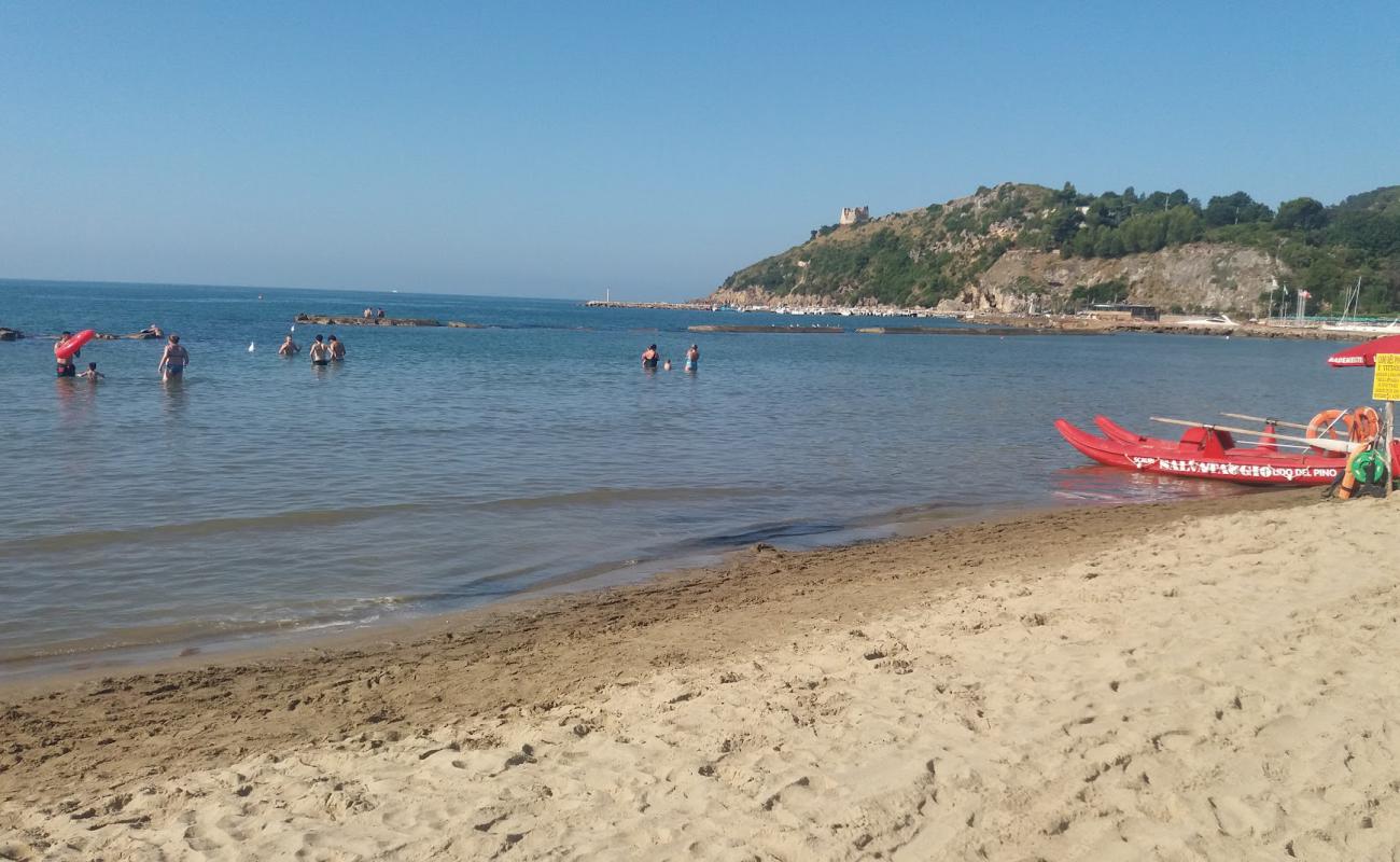 Photo de Scauri beach avec sable brun de surface