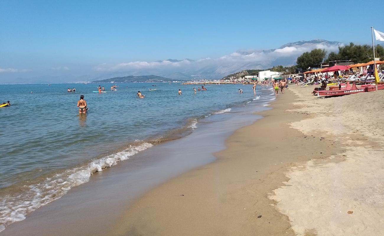 Photo de Marina di Minturno beach avec sable brun de surface