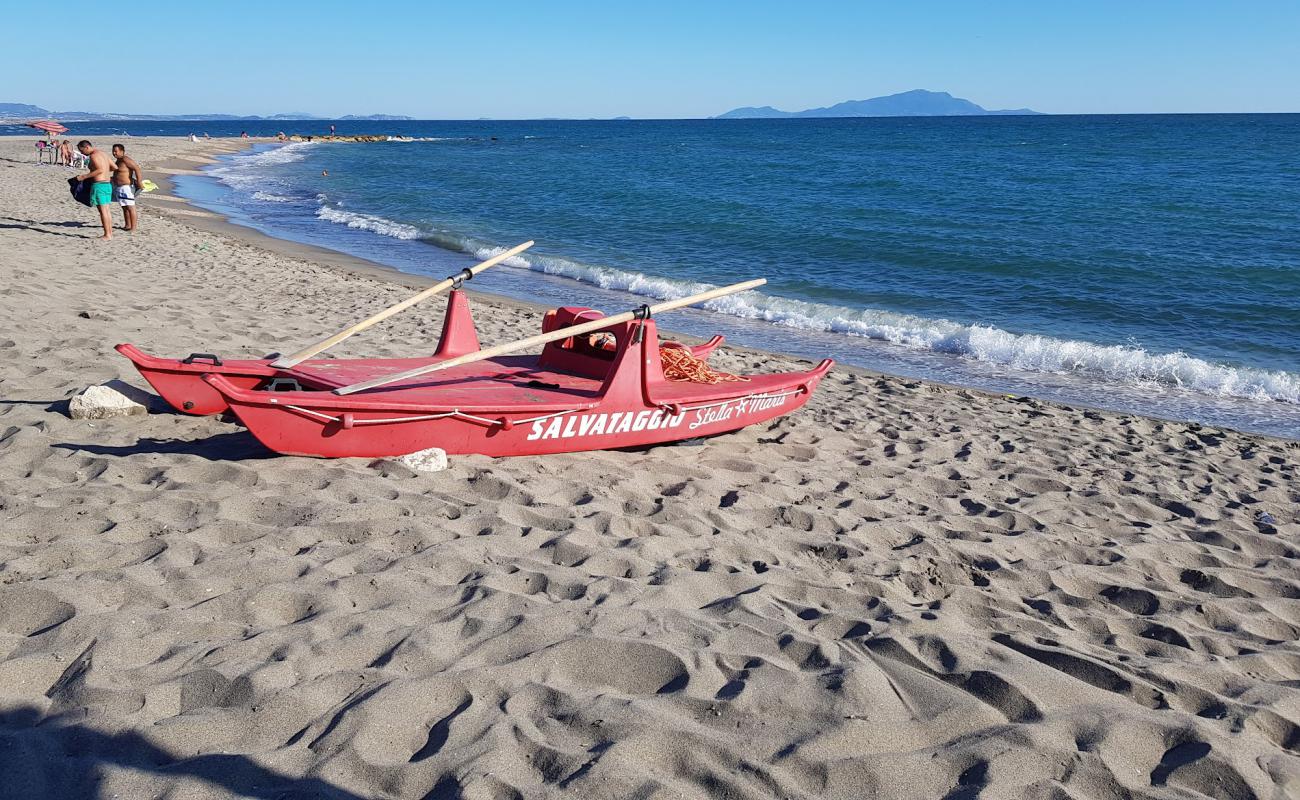 Photo de Pineta Grande beach avec sable lumineux de surface