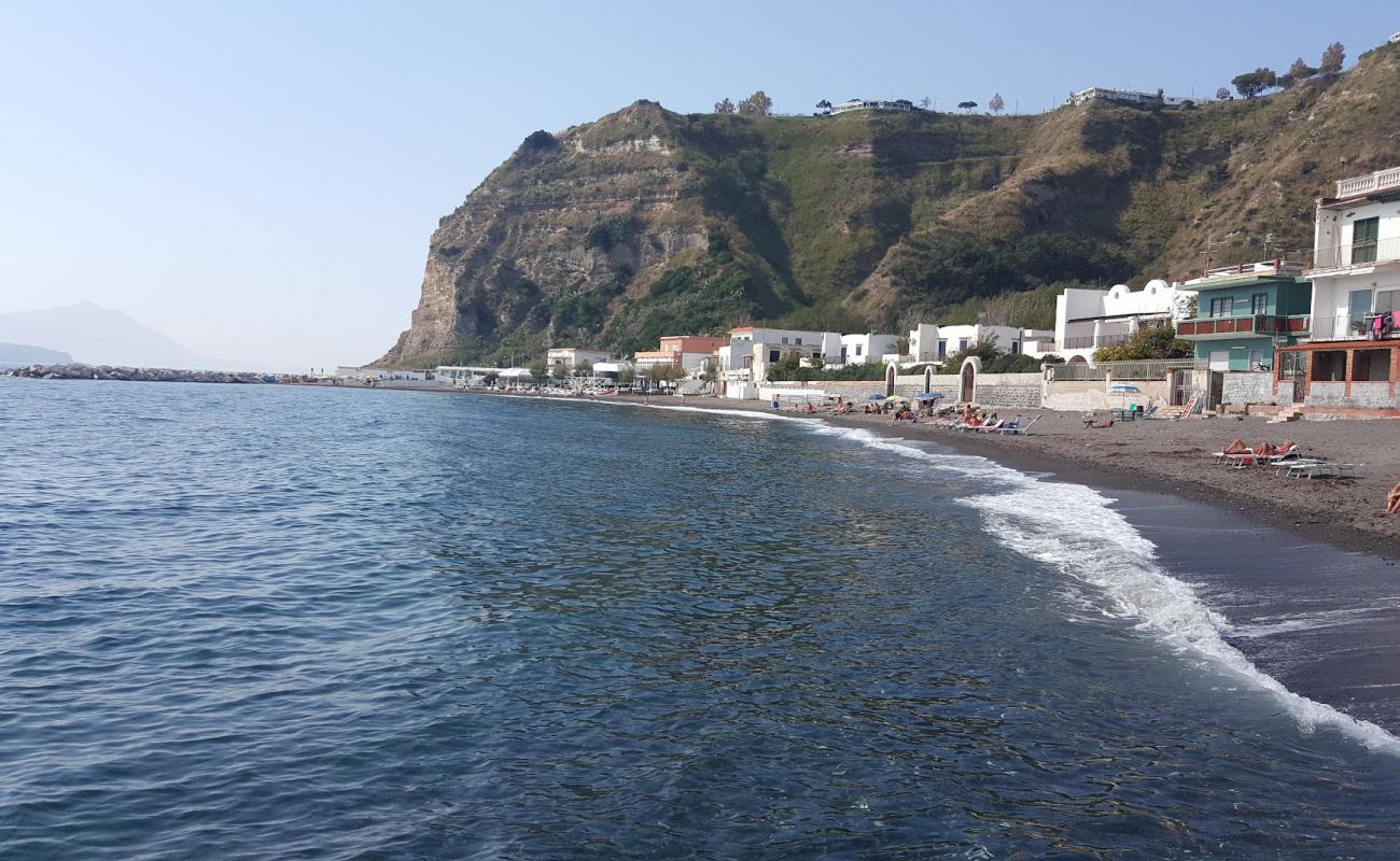Photo de Spiaggia di Miliscola avec sable noir de surface