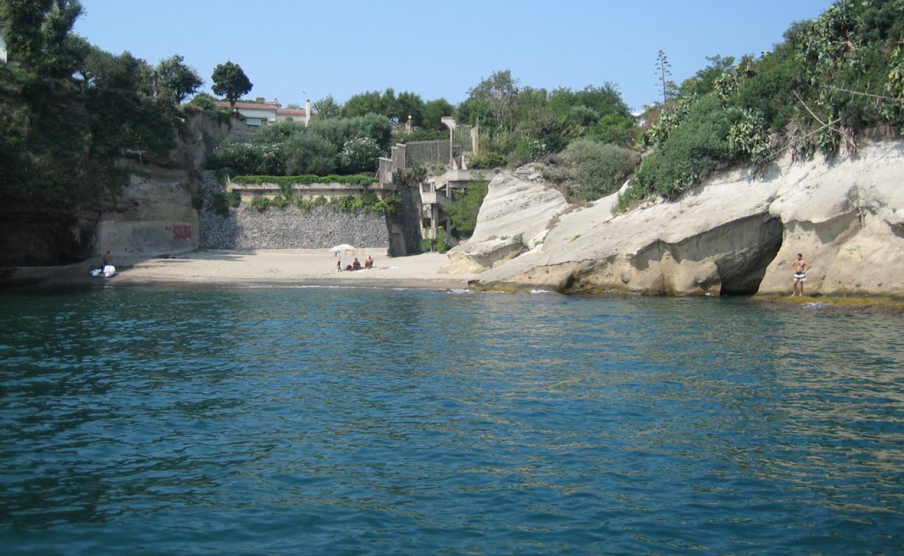 Photo de Spiaggia di Miseno avec sable brun de surface