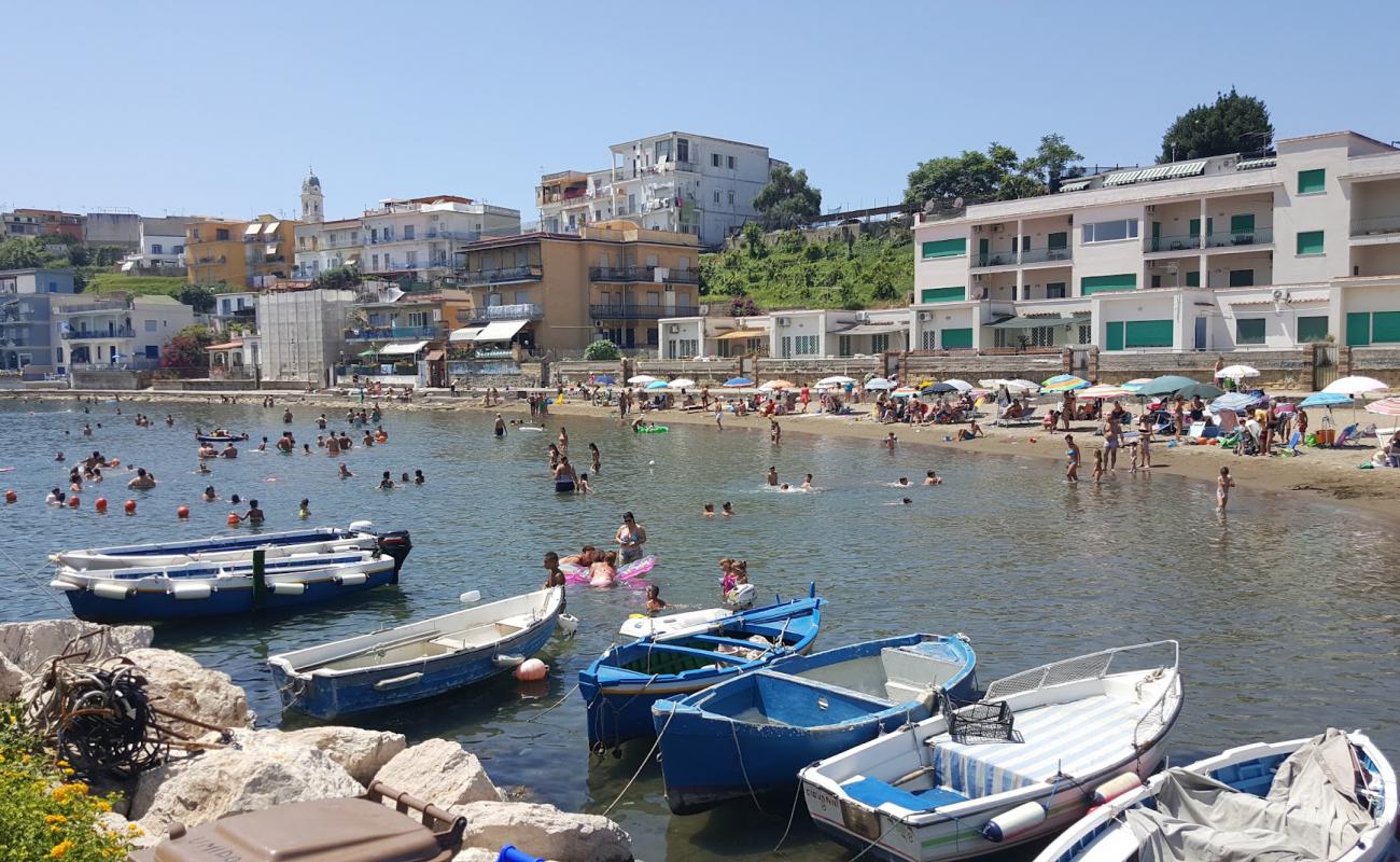 Photo de Marina grande beach avec sable brun de surface