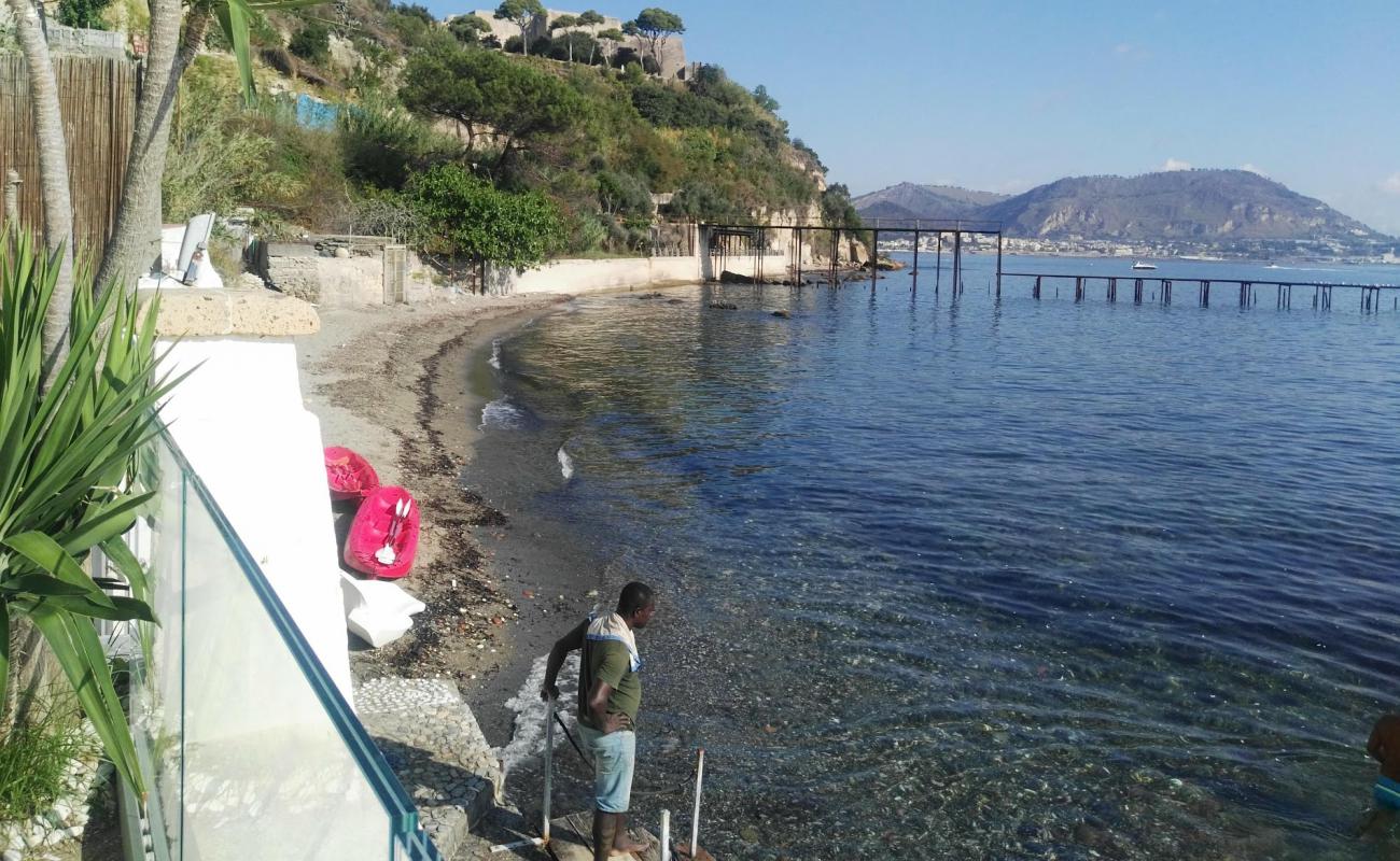 Photo de Cannito beach avec petits galets bruns de surface