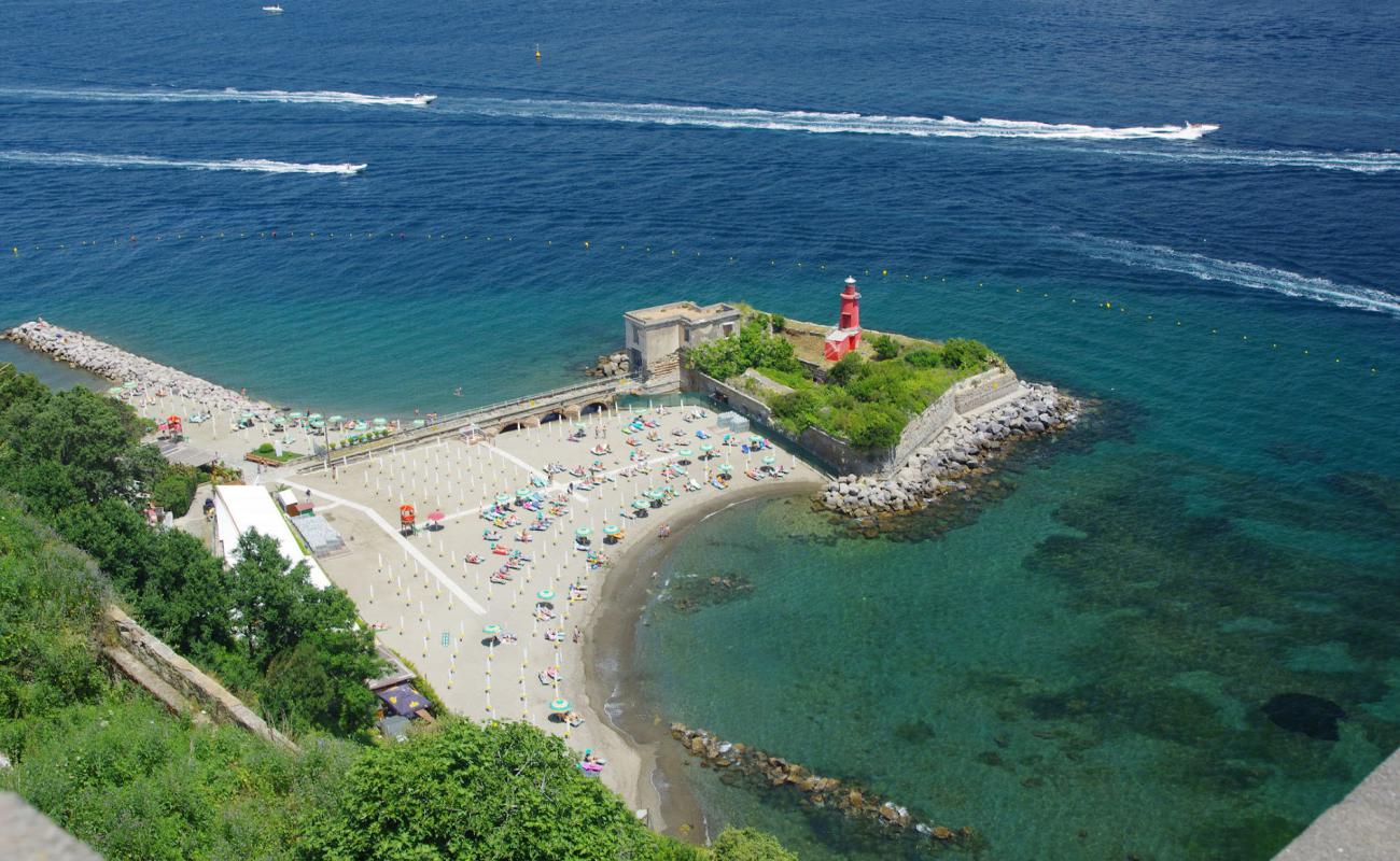 Photo de Spiaggia del Castello di Baia avec sable brun de surface