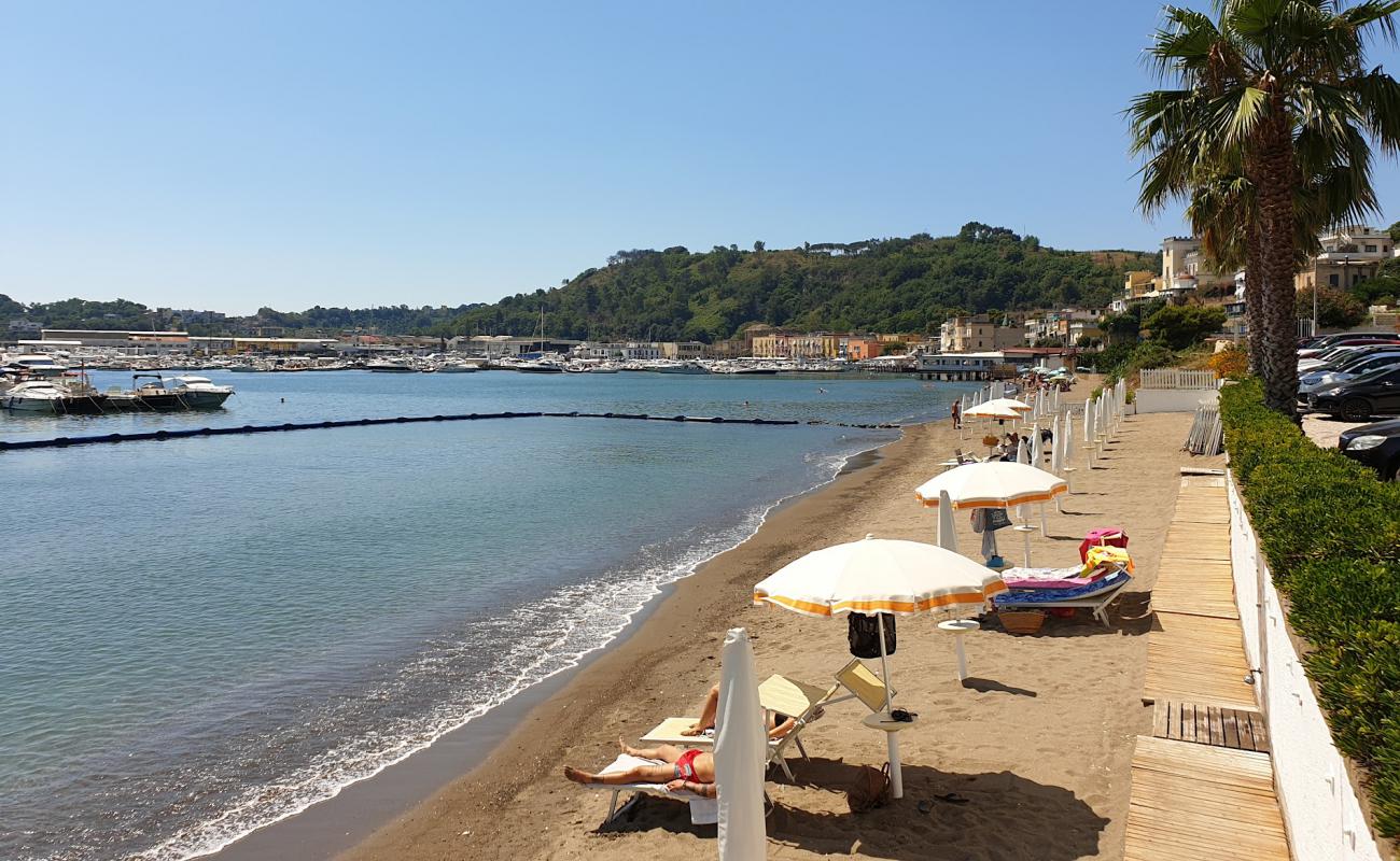 Photo de Baiae beach avec sable brun de surface