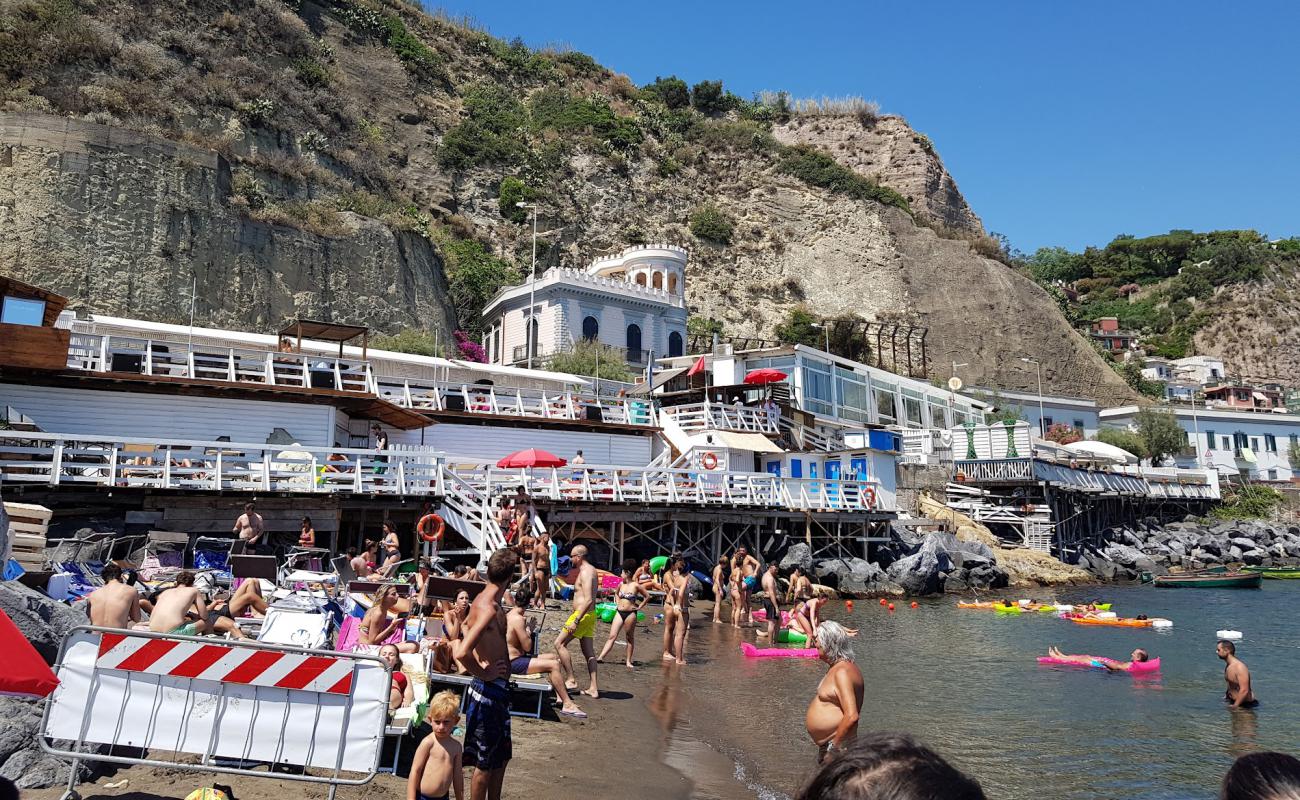 Photo de Veronica Beach avec sable brun & rochers de surface